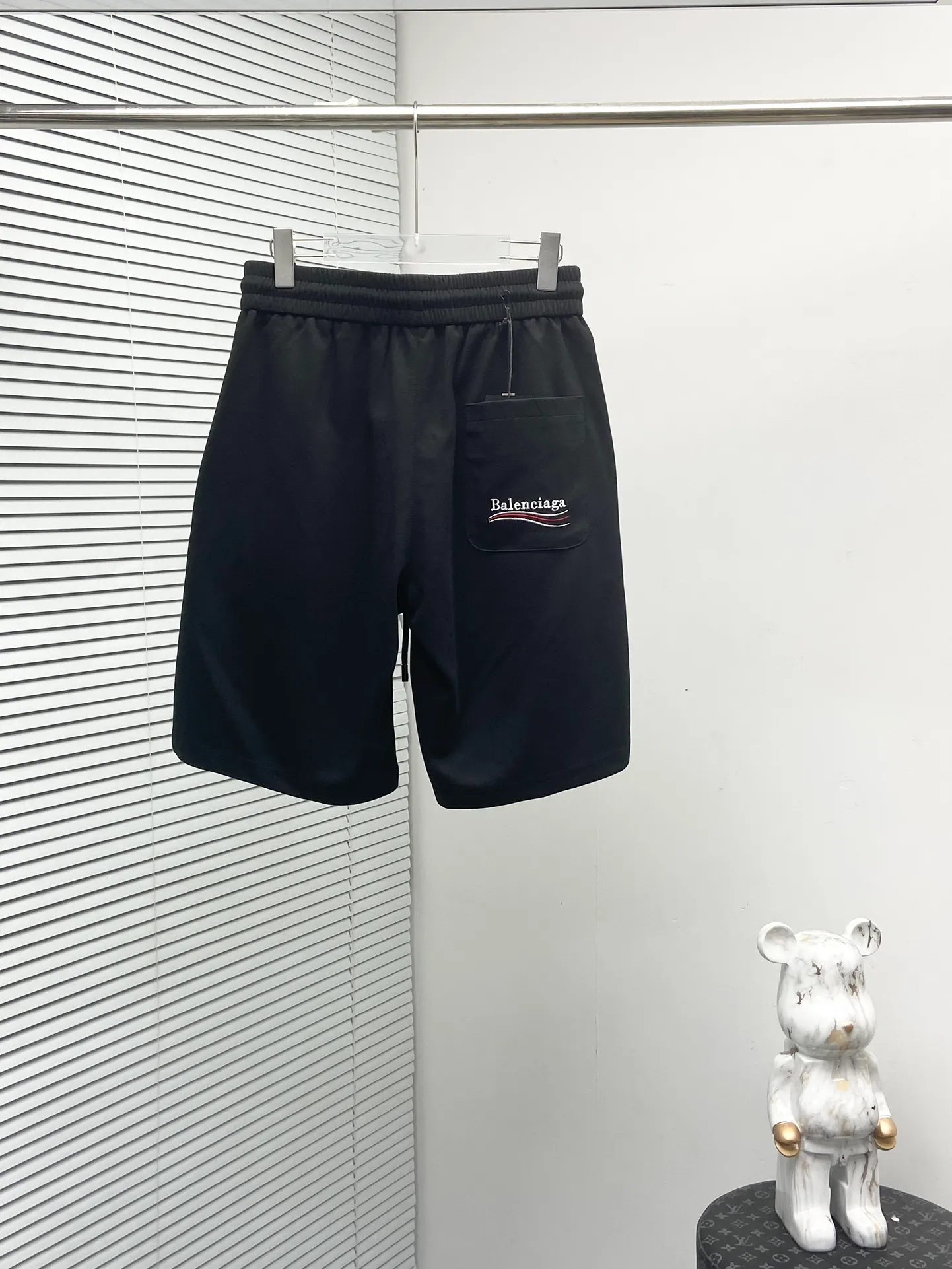 Balenciaga's three-standard complete 2026 summer New Arrival men's casual shorts, advanced custom-made Breathable fabric, Breathable fabric, extremely stretchy and comfortable, impeccable details, top-grade accessories, original logo design concept, delicate and soft feel! The upper body fit is awesome! Size: M-XXXL Please state your height and weight when ordering